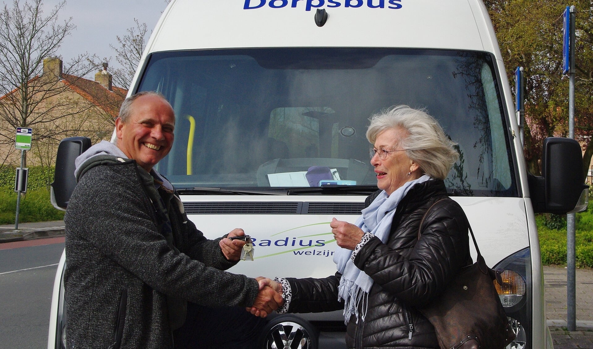 Afgelopen maandag namen de vrijwilligers de vernieuwde bus feestelijk in gebruik, en overhandigde de stichting Vrienden Welzijn Ouderen Oegstgeest de sleutels van de bus aan één van de vrijwillige chauffeurs, Albert van Tongeren. | Foto's Willemien Timmers