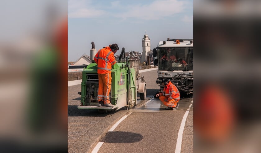 Met een freesmachine wordt het schuine randje aangebracht.
