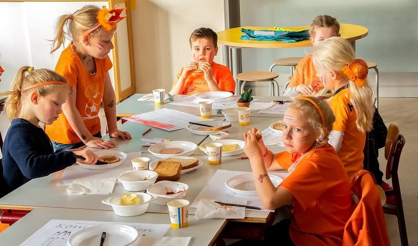 Op de Willem de Zwijgerschool genoten de kinderen van een Koningsdagontbijt voordat ze begonnen met hun sponsorloop voor het Lilianefonds.  