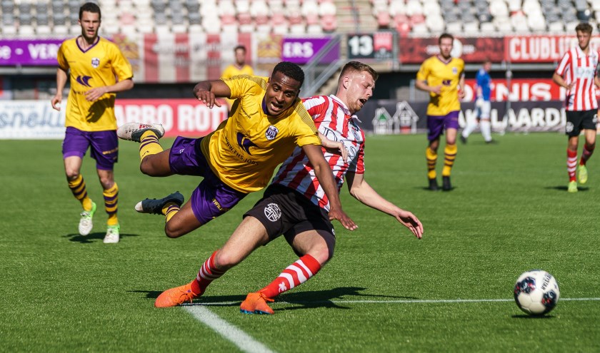 Richelo Fecunda in duel met Marc Ripmeester van Jong Sparta. | Foto: OrangePictures