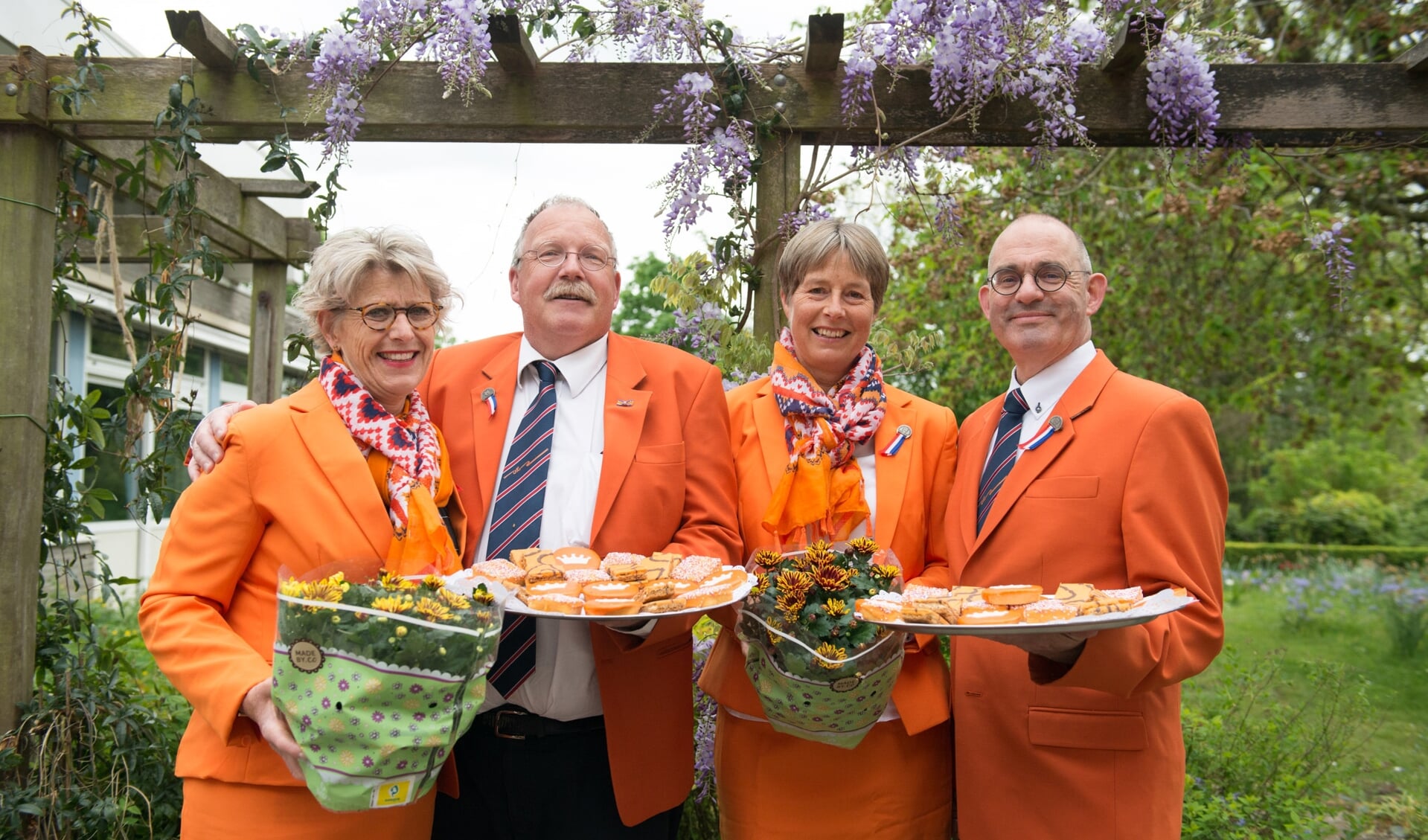 Een deel van het bestuur van de Oranjevereniging Leiderdorp met bloemen en versnaperingen voor de bewoners van Leythenrode. 