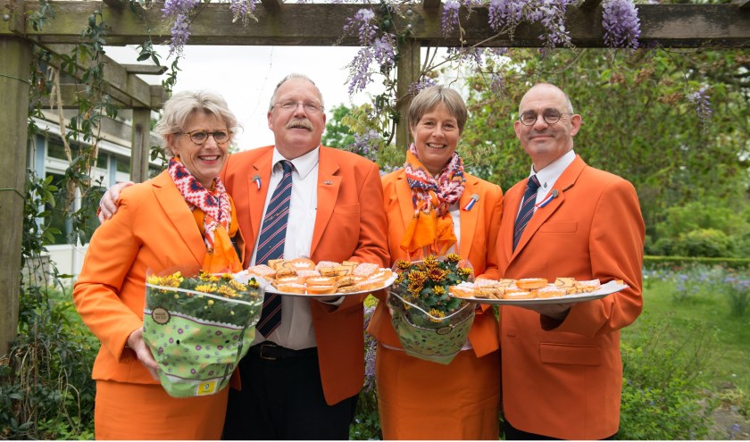 Een deel van het bestuur van de Oranjevereniging Leiderdorp met bloemen en versnaperingen voor de bewoners van Leythenrode.