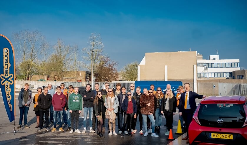 Alle deelnemers aan de Drive Experience en de coaches bij elkaar. Geheel rechts wethouder Willem Joosten die de dag opende door als eerste een noodstop te maken.
