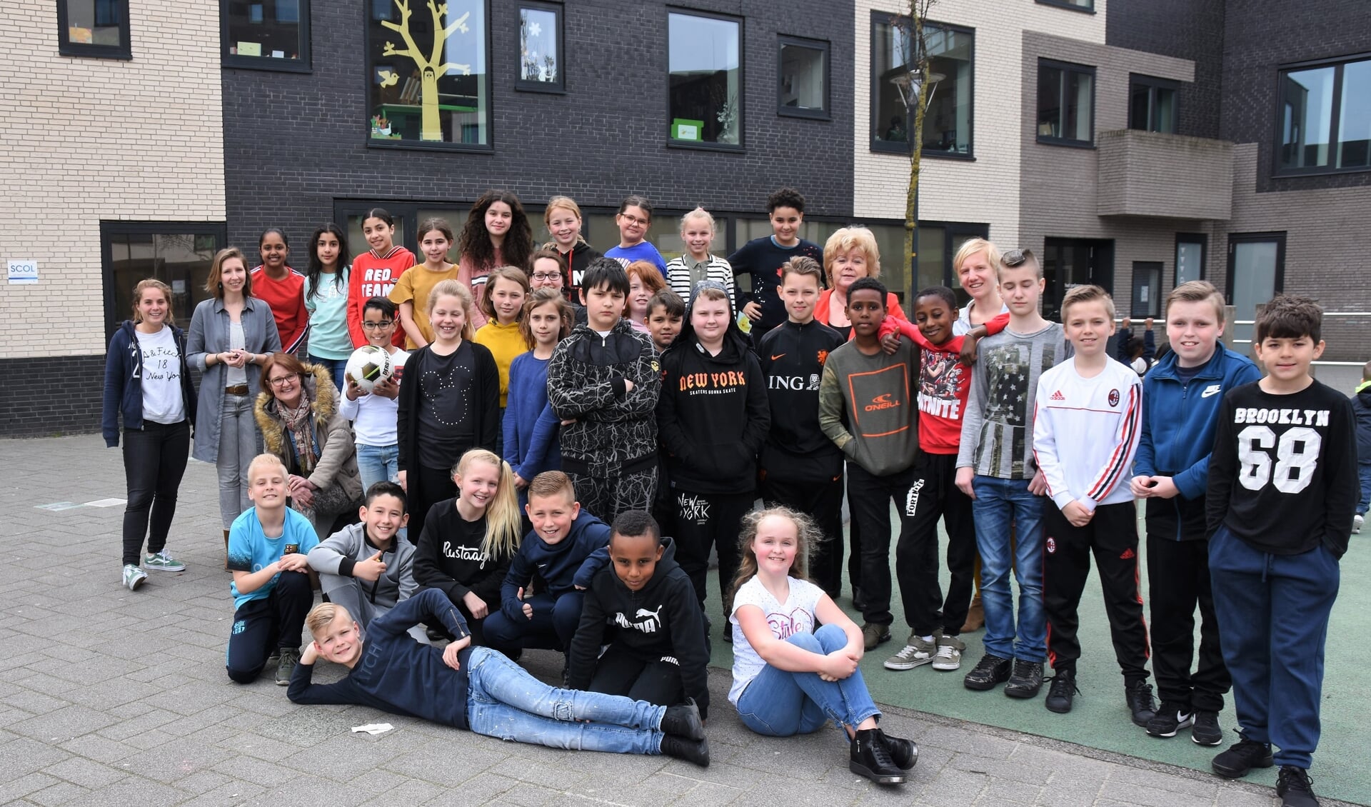 Basisschool de Springplank met li. zittend journalist Marieta Kroft  Leidsch Dagblad en re. achter Teuntje van Delft de Leidenaar. | Foto: Emile van Aelst.