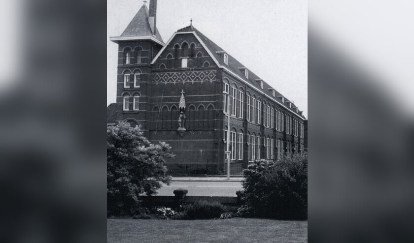 De kopgevel van de St. Josephschool uit 1909 met het beeld van Sint Joseph, gemaakt door J.P. Maas.
