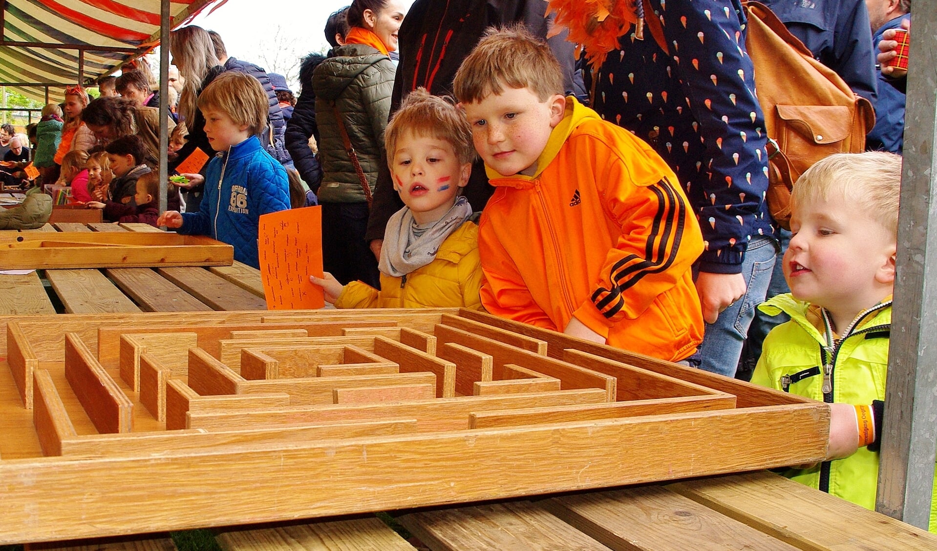 Achter het gemeentehuis konden alle Oegstgeester kinderen weer meedoen aan gezellige oud-Hollandse spelletjes.