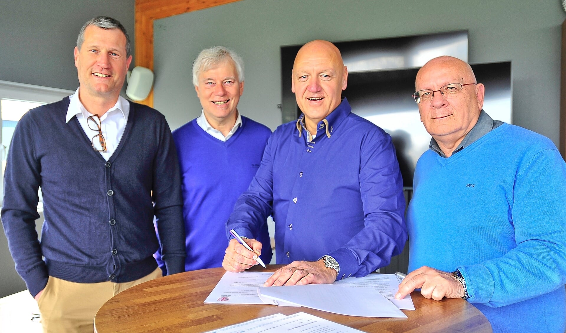 Op de foto van links naar rechts teammanager Bert Siera, voorzitter van RCL Dick van der Bijl, trainer John van der Meer en penningmeester Arnold Staal.