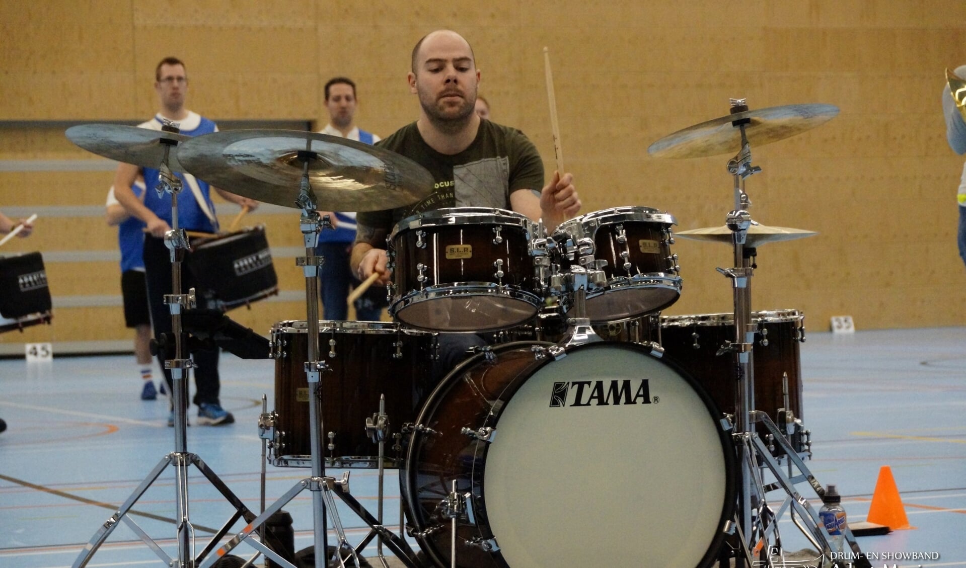 Drummer tijdens Adest Musica-repetitie.