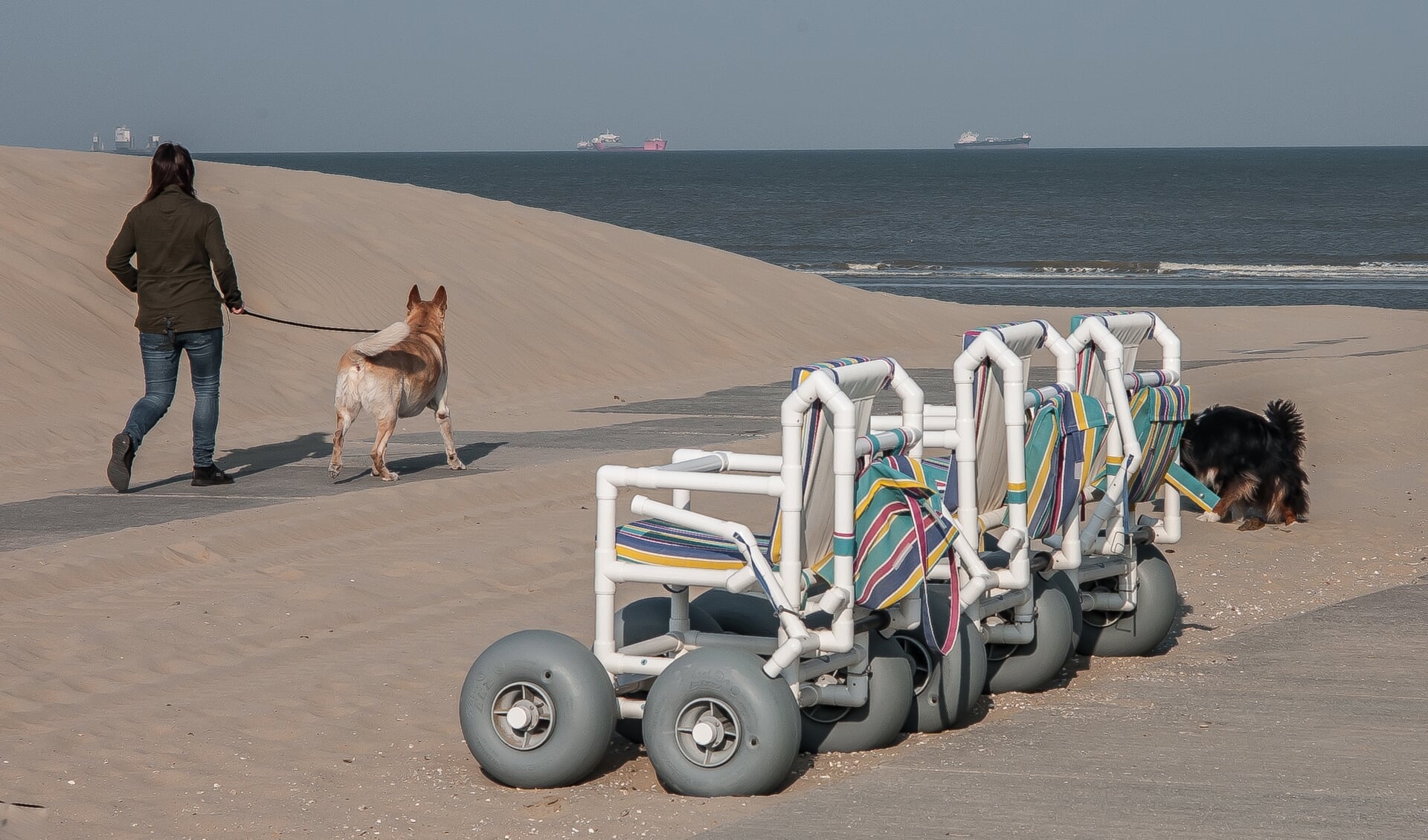 De nieuwe strandrolstoelen staan onder andere bij Strandhuys Katwijk al klaar voor gebruik .