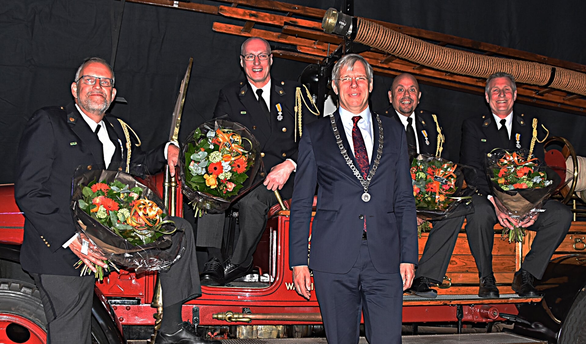 Van links naar rechts Peter Maagdelijn, Dirk Spaargaren, burgemeester Cornelis Visser, Jan van Duijn en Willem van der Bent. | Foto: Piet van Kampen