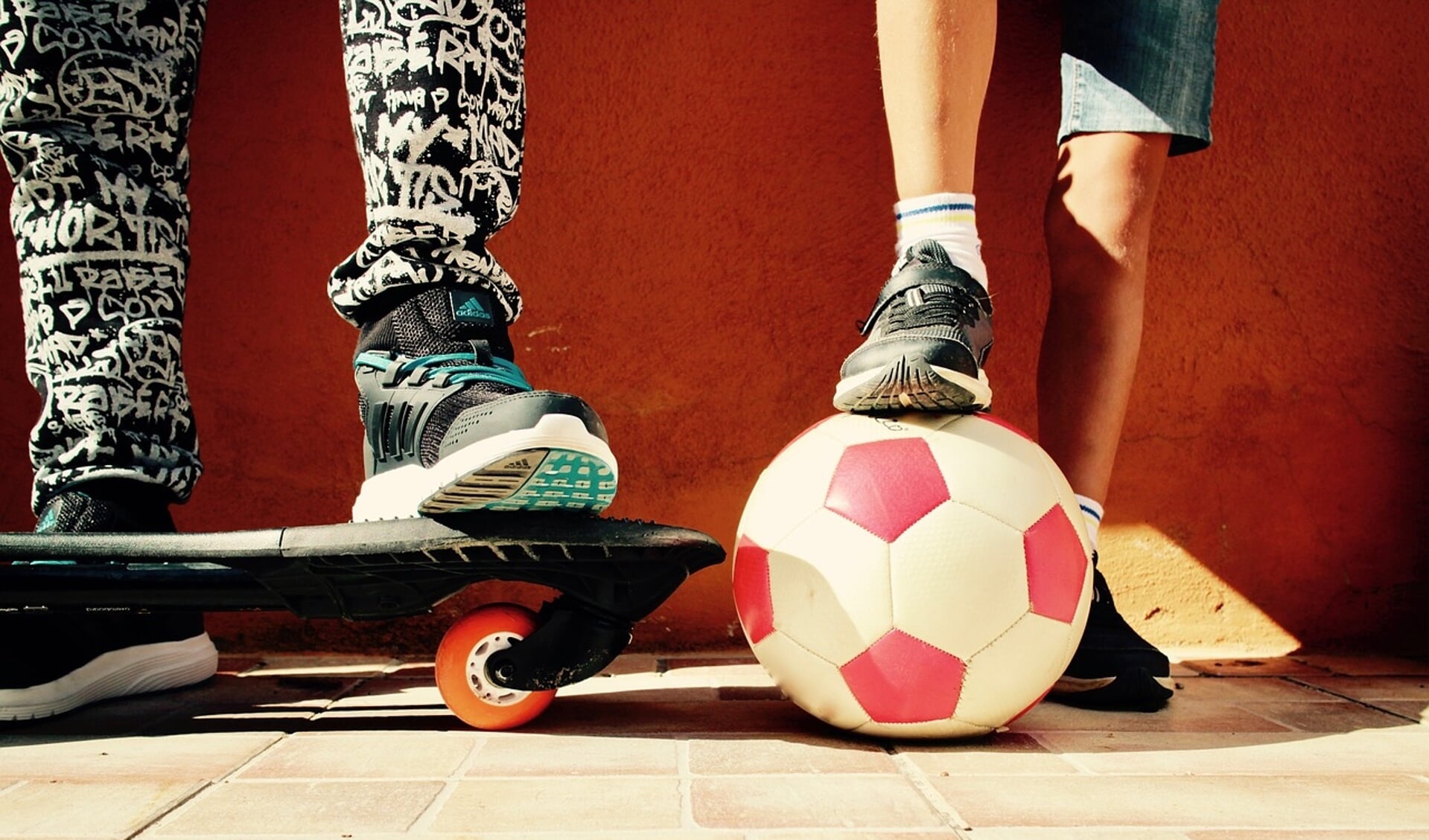 Lekker buiten spelen, voetballen, kunstjes met je skateboard doen, stoepkrijten: het kan allemaal met de Buitenspeeldag.