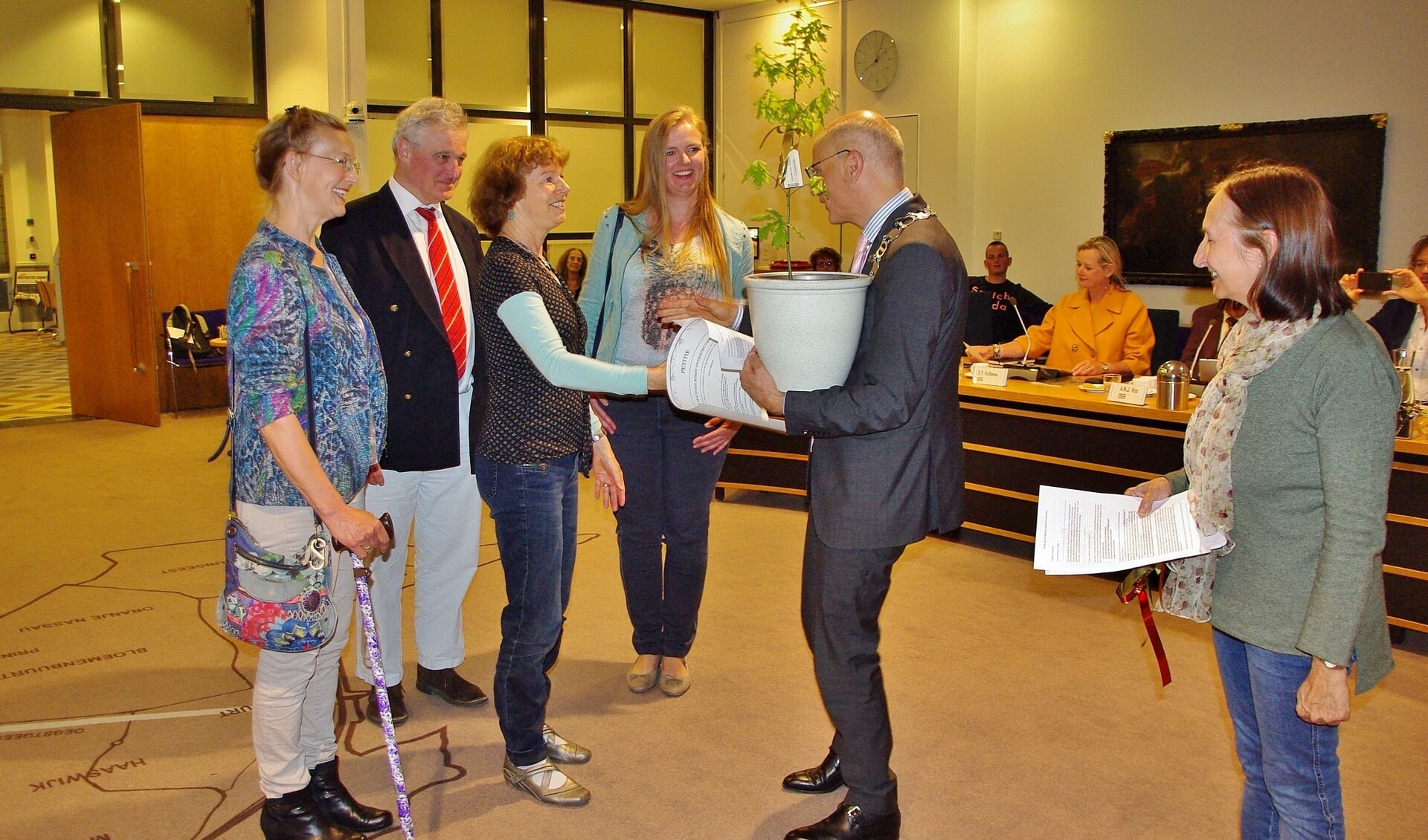 Burgemeester Jaensch kreeg de handtekeningen en een jonge zomereik aangeboden aan het begin van de raadsvergadering.