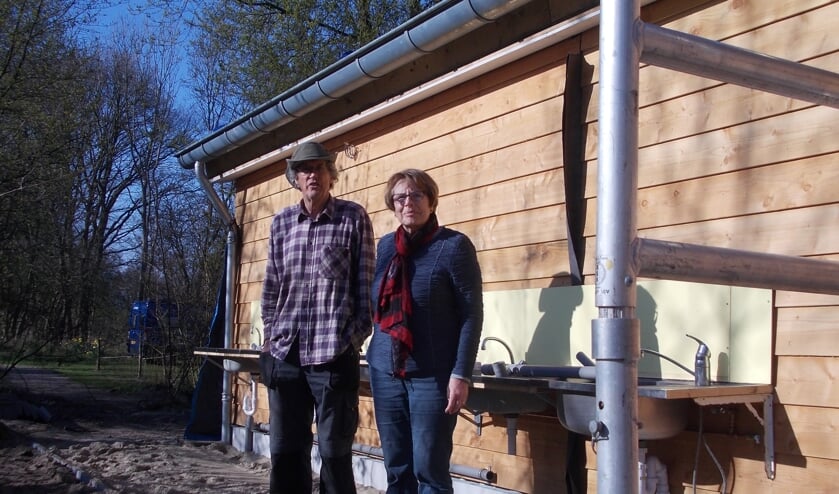 Sjoerd Adema en Truus Konermann voor hun nieuwe douche- en toiletgebouw. | Foto: Piet de Boer