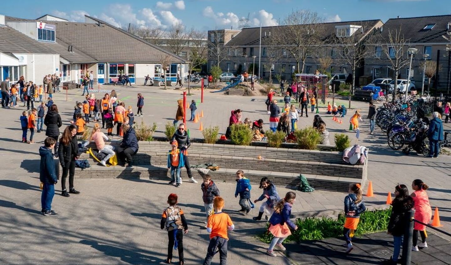 De kinderen van 't Bolwerk hadden Koningsspelen op hun eigen schoolplein.