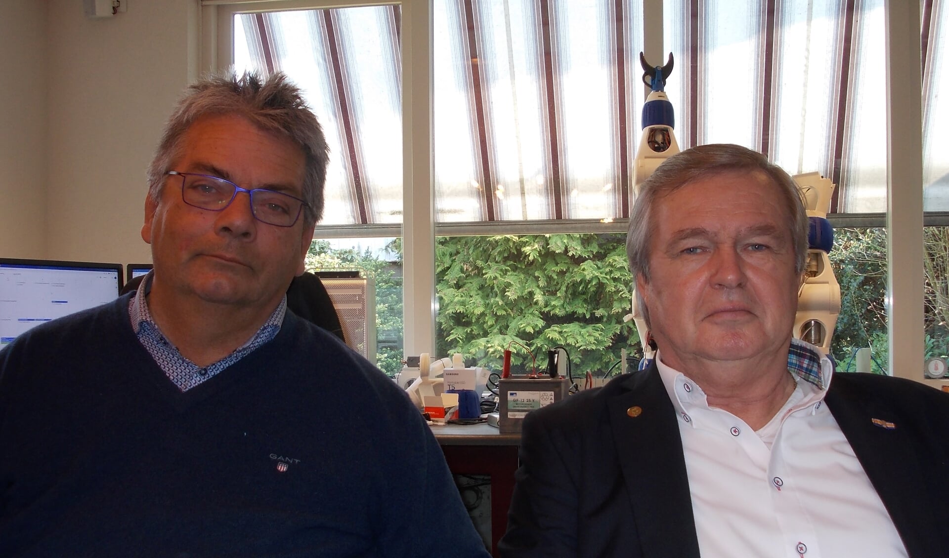Voorzitter Jaap Walen en secretaris Jan Janson (l) van de stichting De Bloemenslinger. | Foto: Piet de Boer