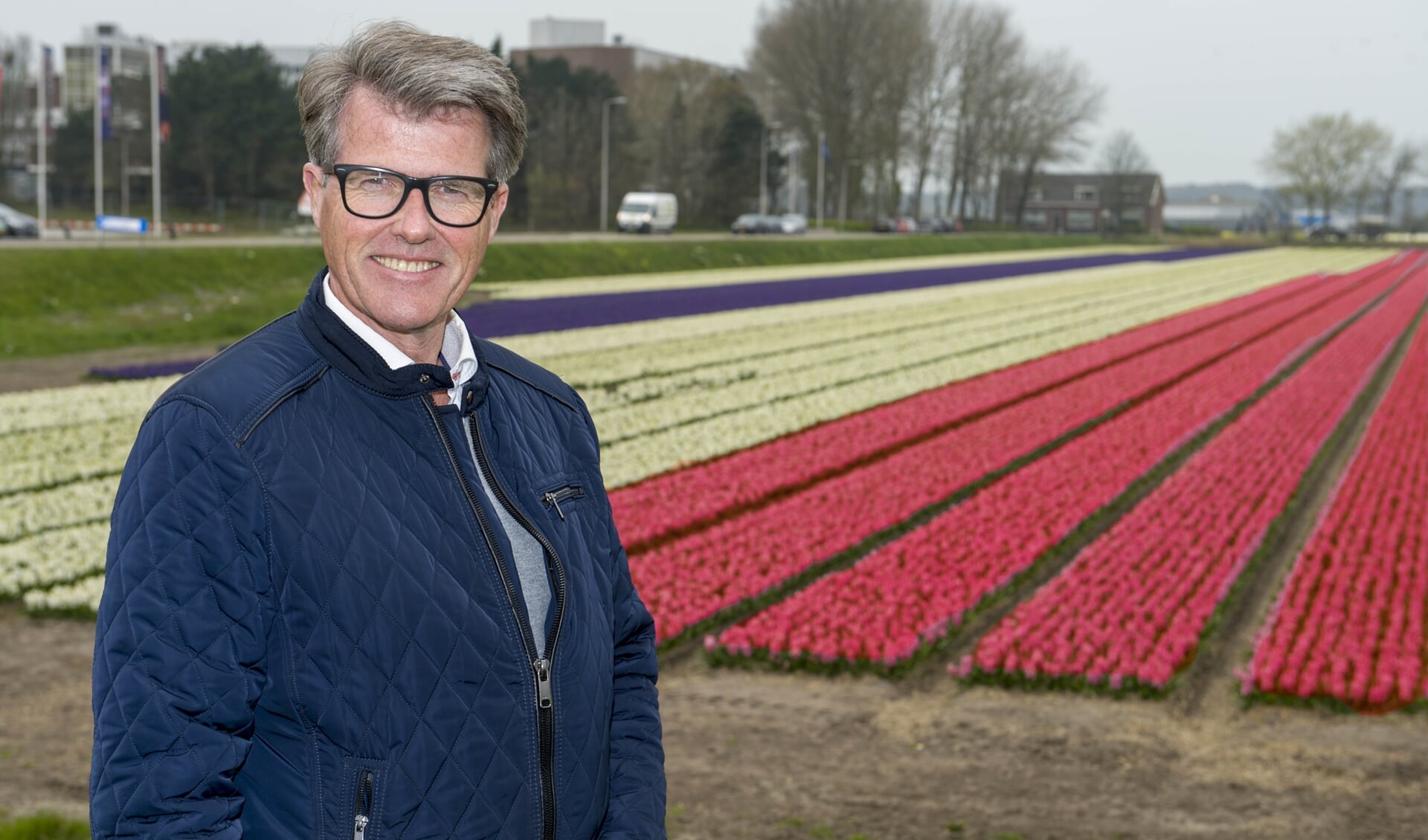 Corso-voorzitter Willem Heemskerk is trots dat Dirk Kuijt dit jaar het Bloemencorso van de Bollenstreek opent. | Foto: Willem Krol