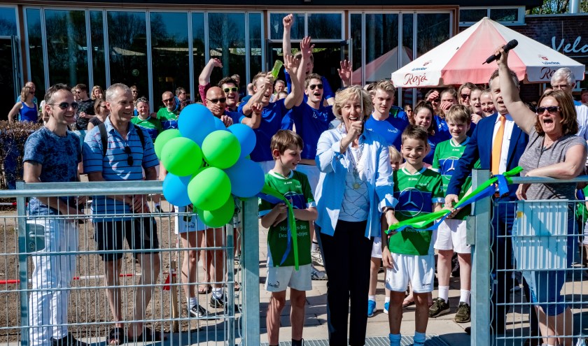 Burgemeester Laila Driessen opent de nieuwe kunstgrasvelden. | Foto: J.P. Kranenburg