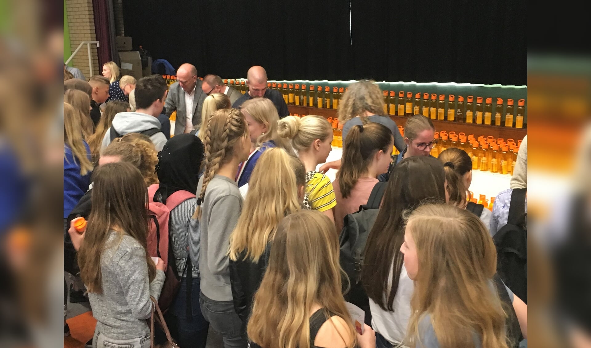 Leerlingen van het Vakcollege Rijnmond halen gratis navulbare flesjes op bij de organisaties die het watertappunt mogelijk hebben gemaakt.