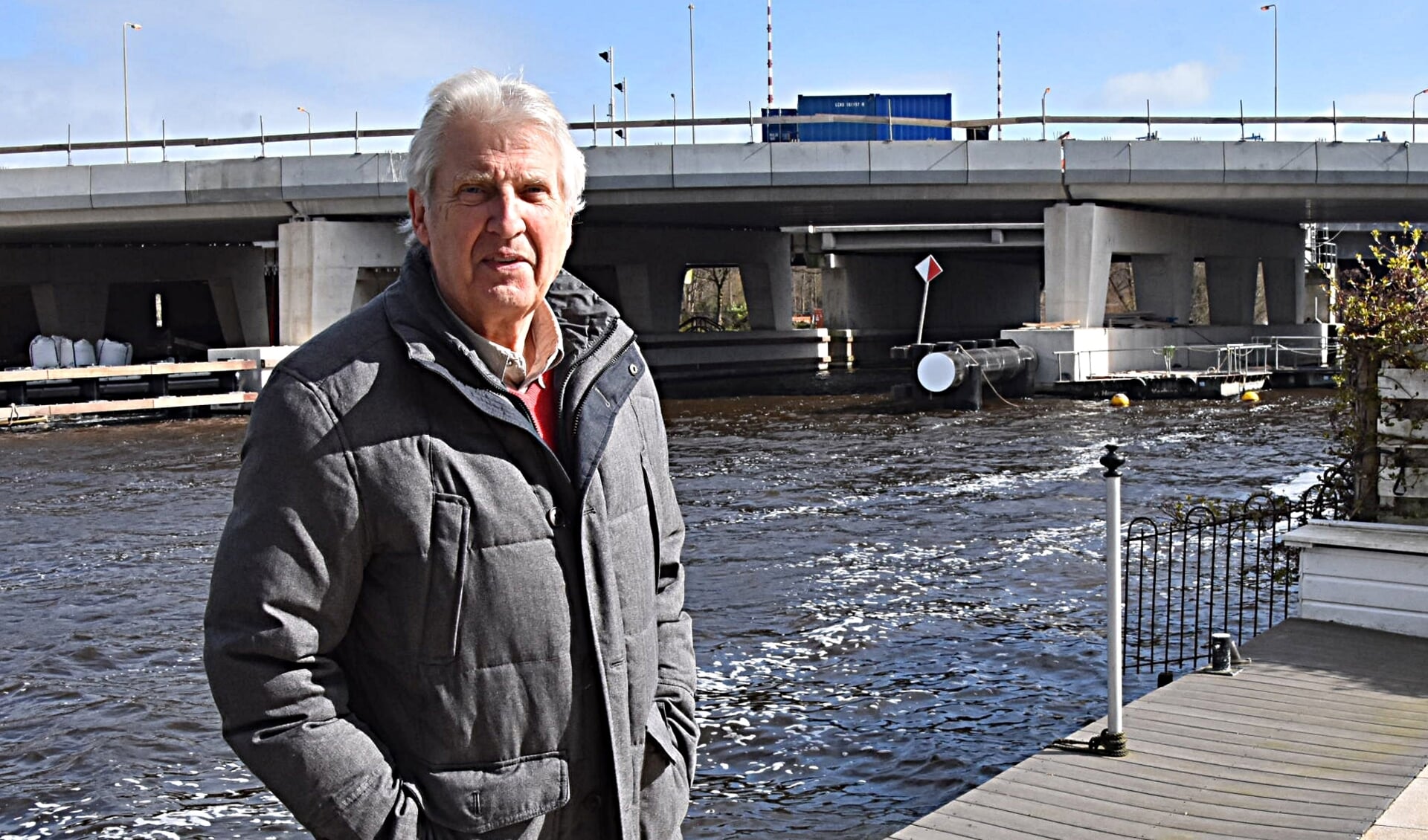 Peter Wijnen voor de hinderende brug. Foto Piet van Kampen. 