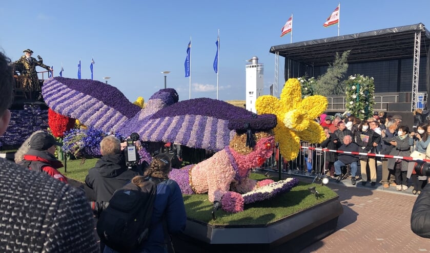 Het achterste deel van de praalwagen van Leiden rijdend door Noordwijk.