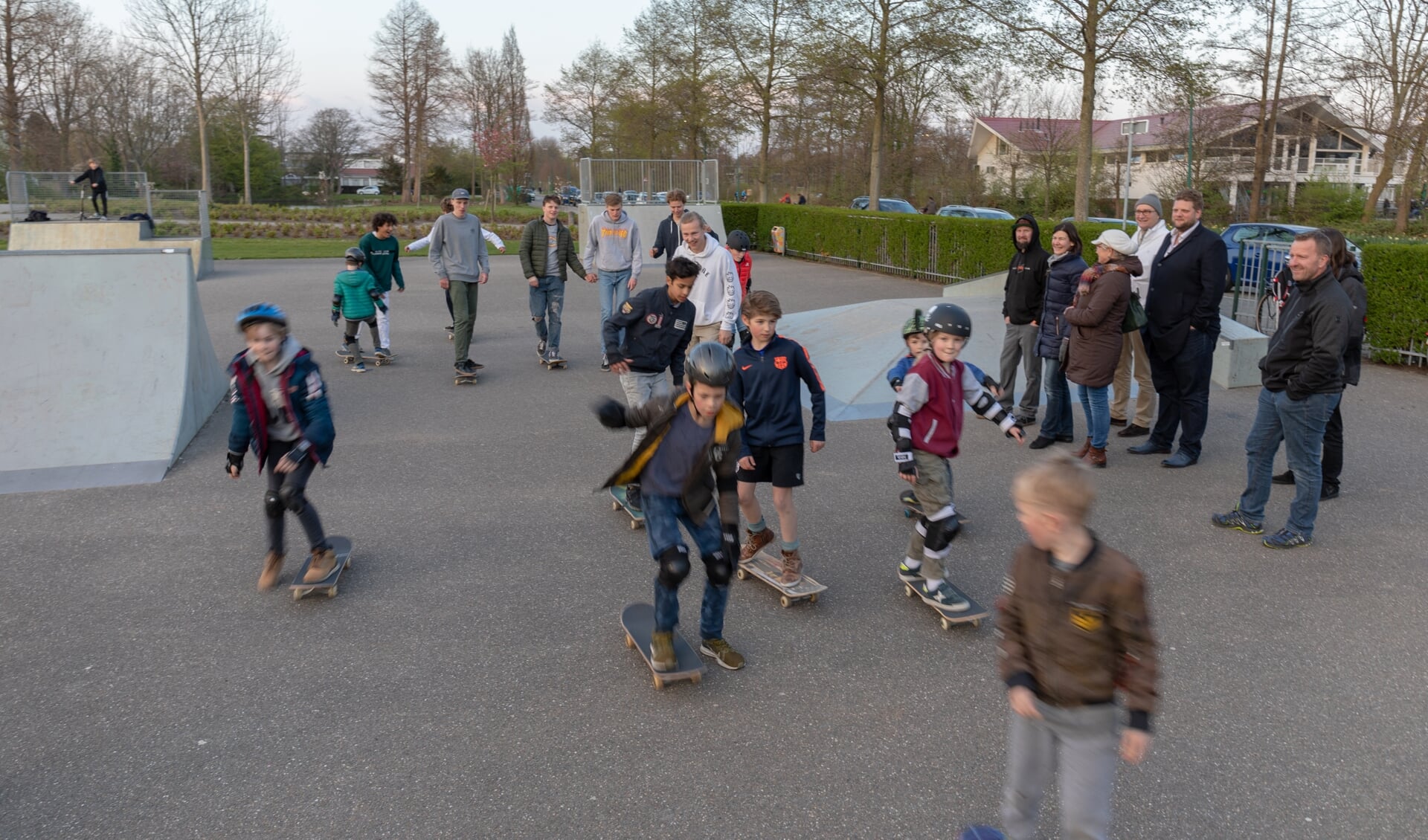 Skateboarders aan de Hofbrouckerlaan kwamen enthousiast voorbij. | Foto wil van Elk