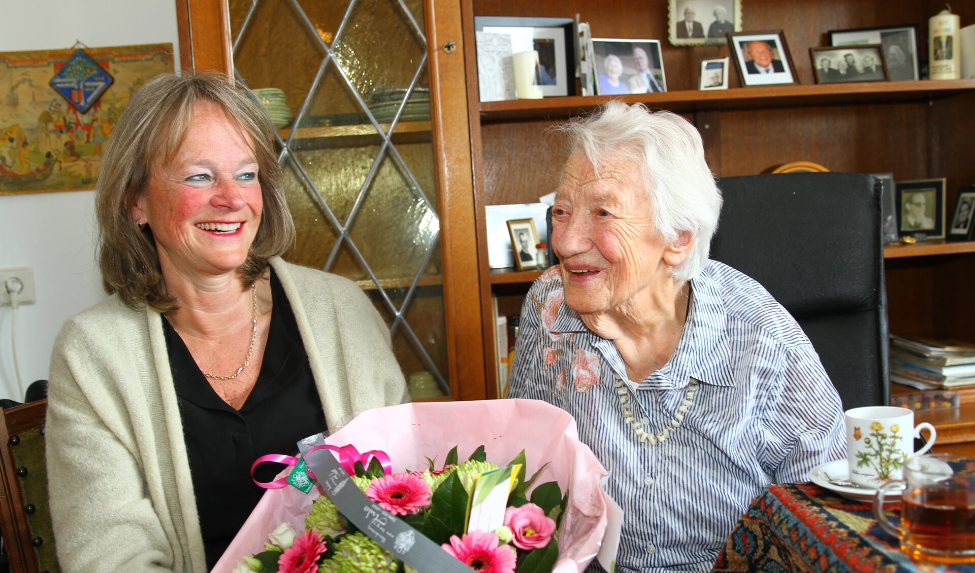 Burgemeester Lies Spruit bezocht de 102-jarige mevrouw Terwijn.