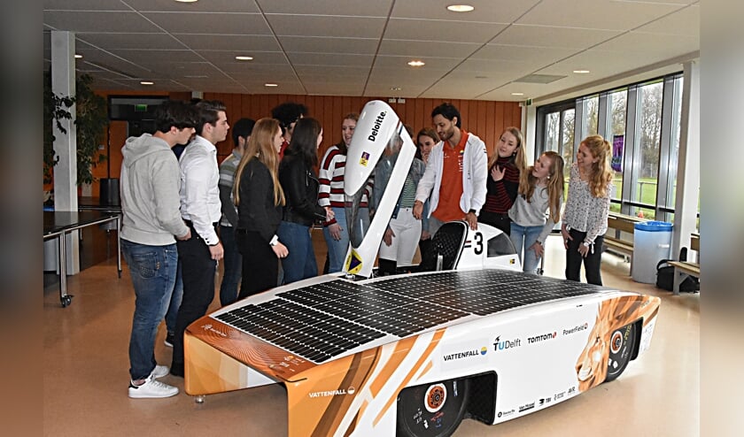 De Valkenburse student Féres Hassan toont met trots zijn Nuna.