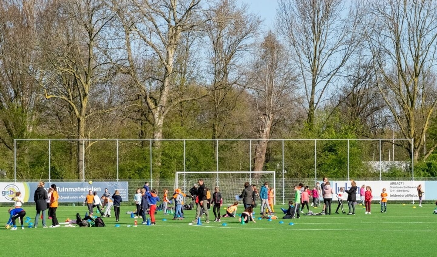 Voor de leerlingen van De Schakel waren Koningsspelen georganiseerd op een veld van voetbalclub RCL.