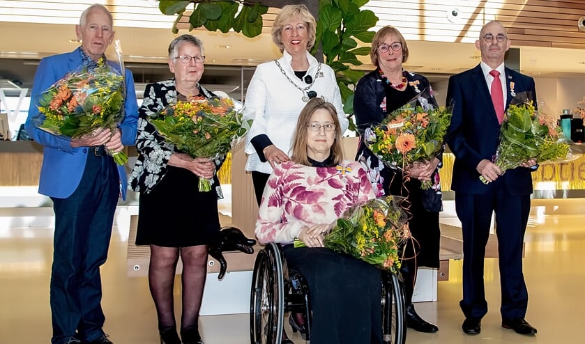 V.l.n.r. Piet van der Meer, Gerda van der Meer-van Goozen, burgemeester Laila Driessen, Conny Keijzer, Carla Jansen en Hans Kruidenberg.