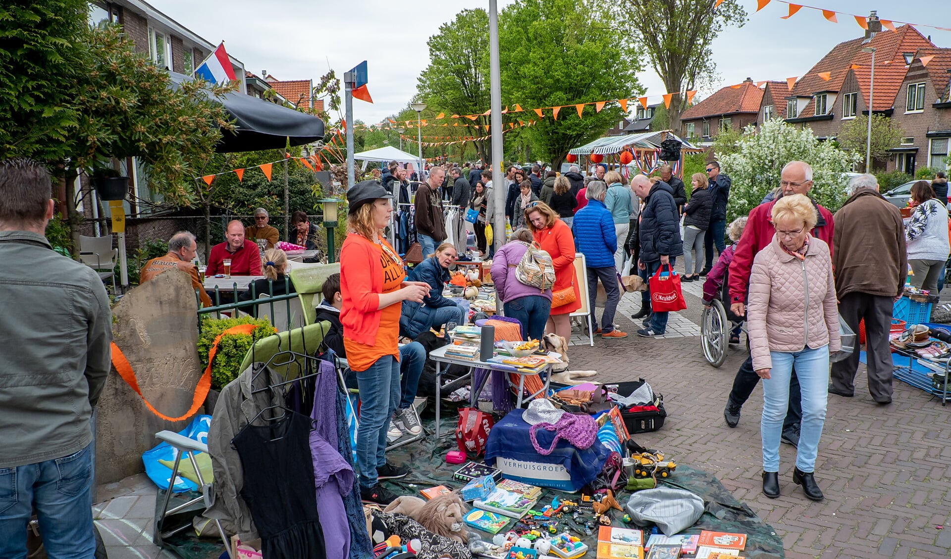 De vrijmarkt in het oude dorp is altijd een feestje op zich, zowel voor de kopers als voor de verkopers. 