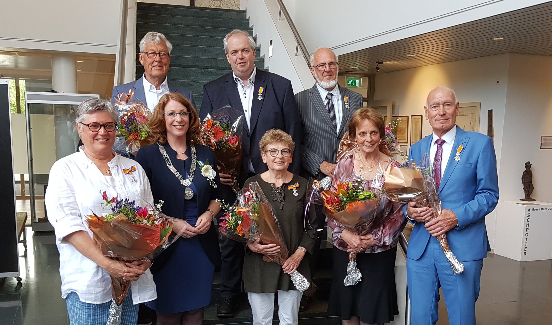 De zeven gedecoreerden met burgemeester Carla Breuer. | Foto: MV