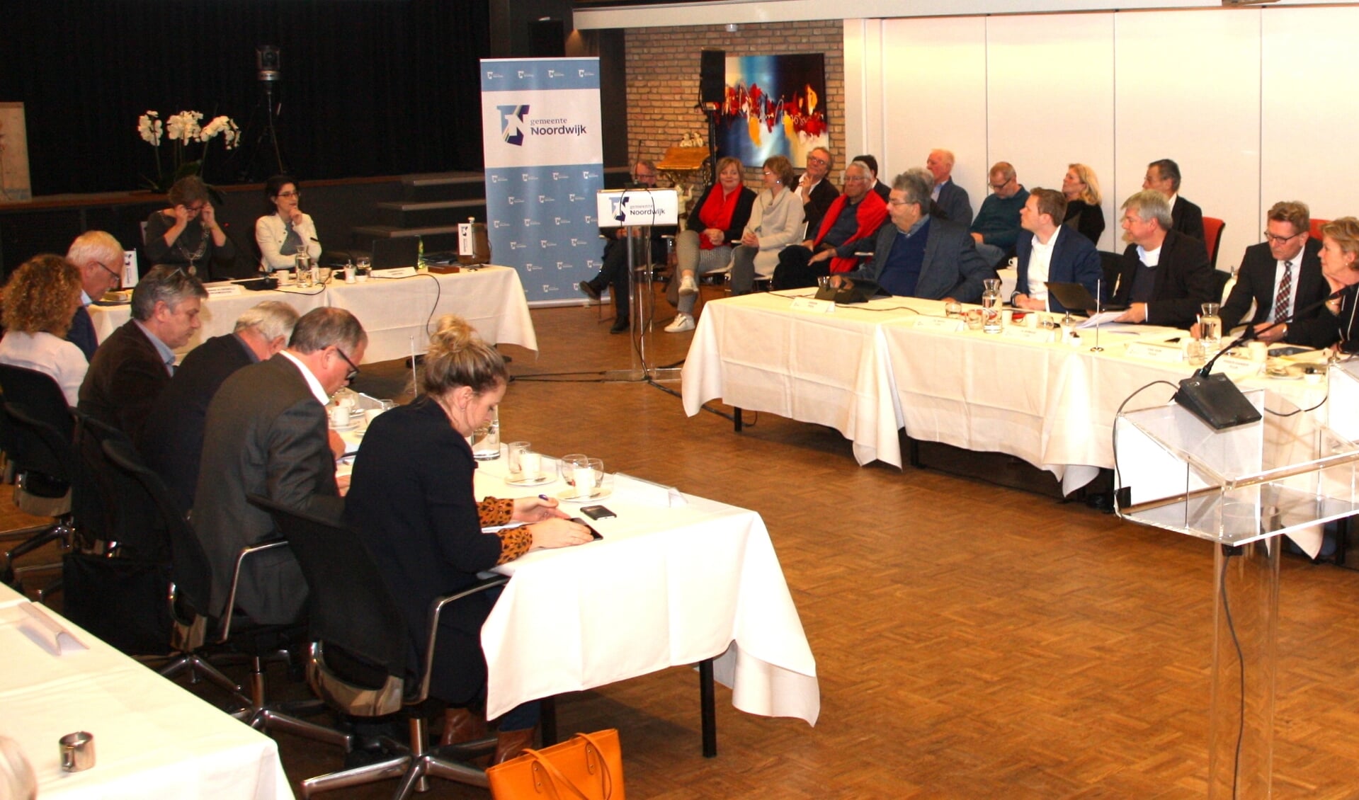 De gemeenteraad buigt zich over de aanpak van calamiteiten. | Foto en tekst: Wim Siemerink