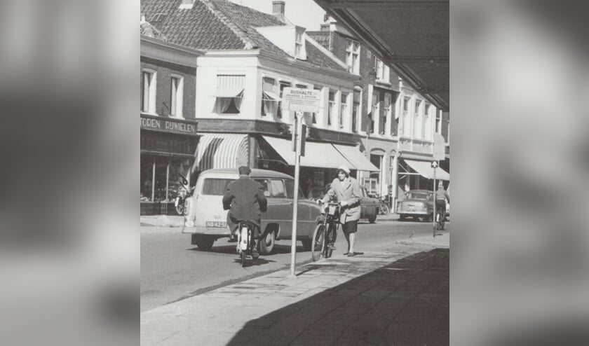 De Hoofdstraat, eind jaren '60. | Foto: archief SVvOH.