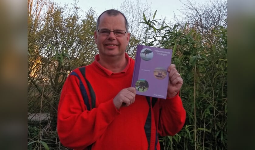 Schrijver Joep Derksen met het Veteranenboek Teylingen. | Foto: pr.