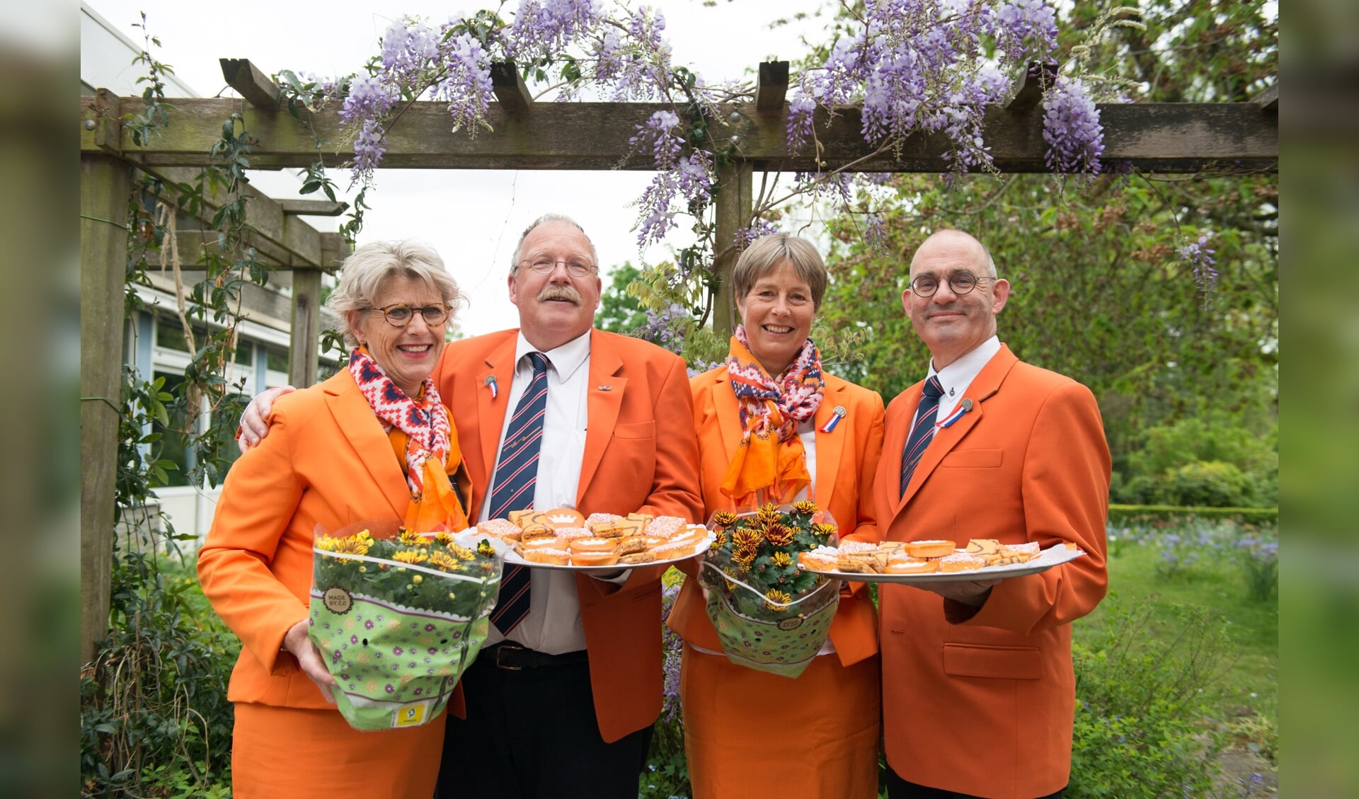 Een deel van het bestuur van de Oranjevereniging, met geheel rechts voorzitter Hans Kruidenberg, in vrolijker tijden.   