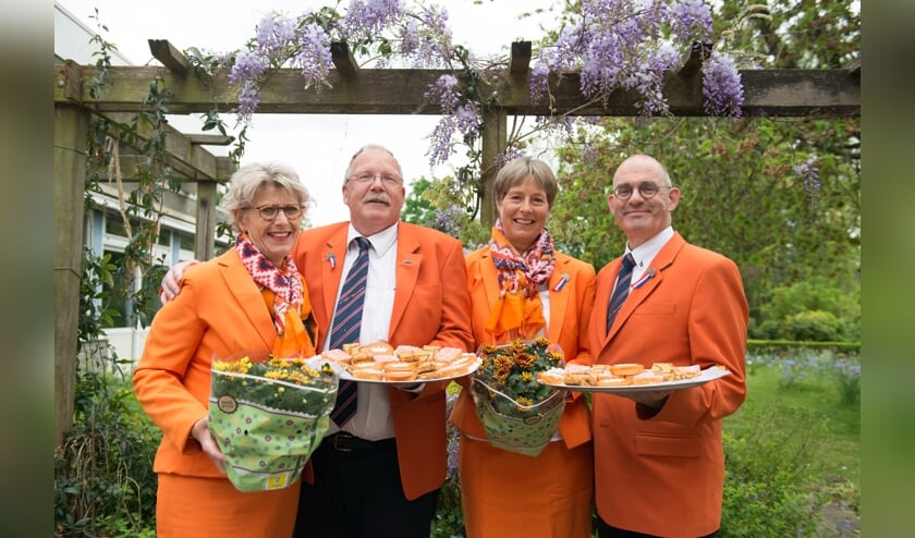 Een deel van het bestuur van de Oranjevereniging, met geheel rechts voorzitter Hans Kruidenberg, in vrolijker tijden.