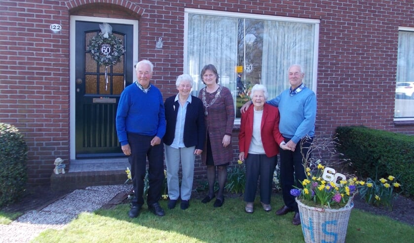 De twee diamanten echtparen met burgemeester Hermans. Links Hein met zijn Annie. Rechts Riet met haar Herman. Foto: Piet de Boer.