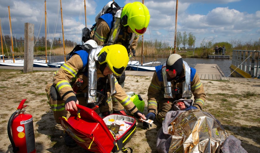 Een 'slachtoffer' met brandwonden wordt gestabiliseerd