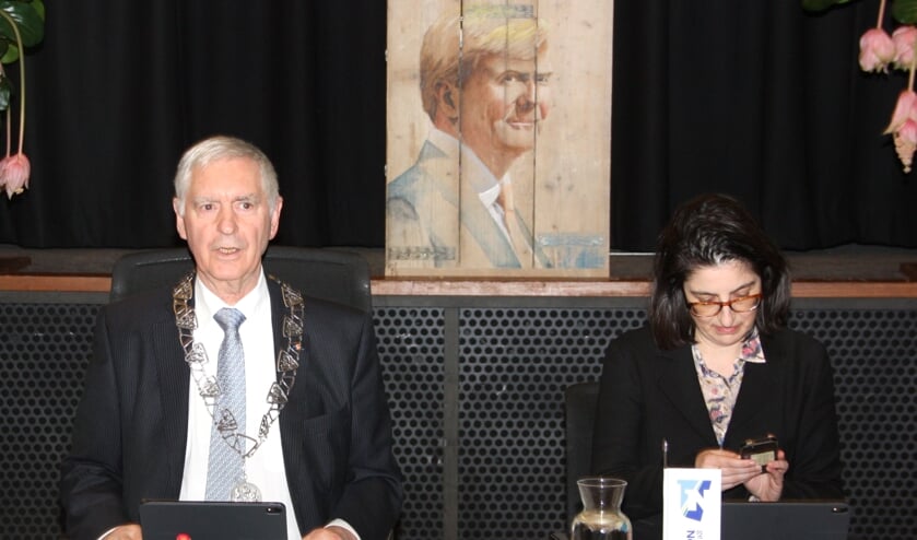 Waarnemend raadsvoorzitter Hans Knapp leidde de vergadering waarin discussie over een aantal moties. | Foto: WS