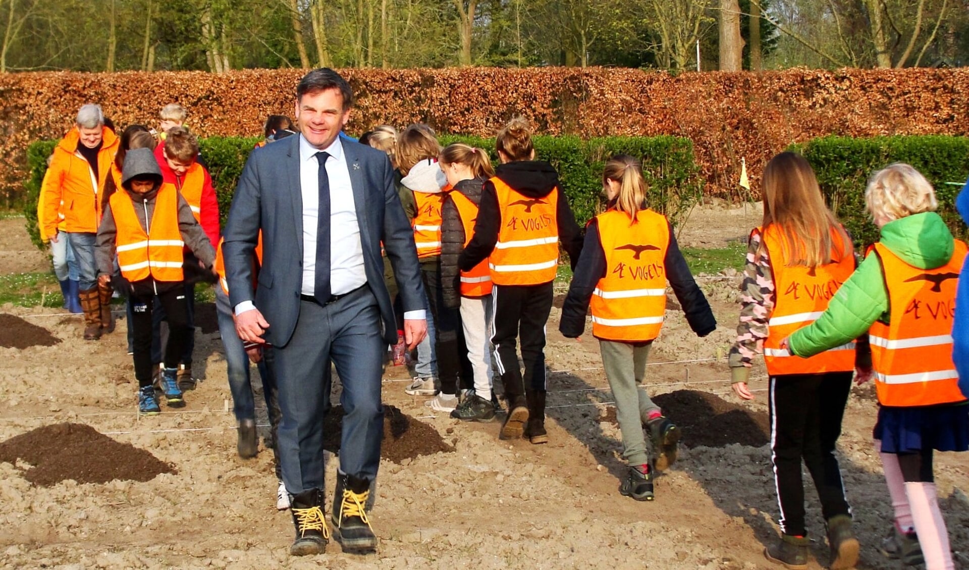 Wethouder Dirkse opent samen met de leerlingen het schooltuinseizoen. Foto Ton Lommers.