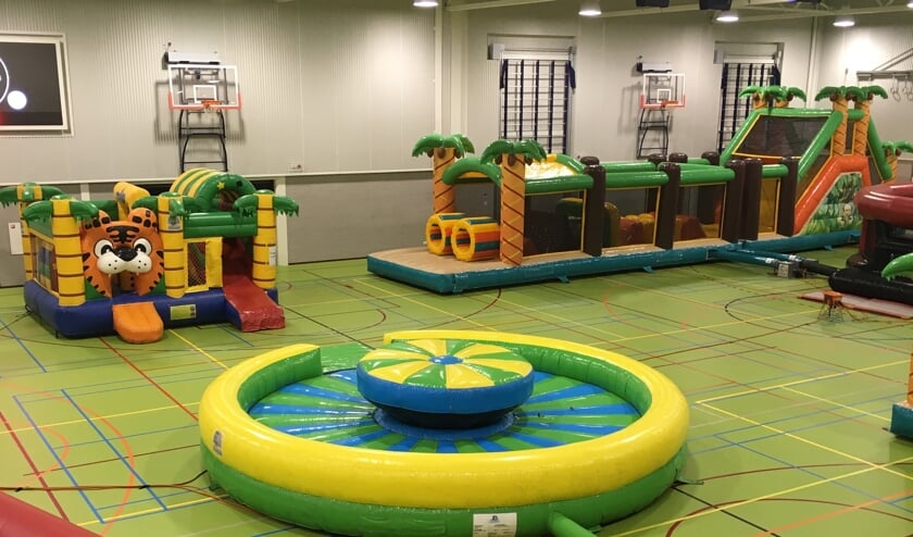 Bij de Waterkanten kun je niet alleen zwemmen, maar ook lekker op springkussens of stormbanen spelen. Of probeer de klimmuur eens.