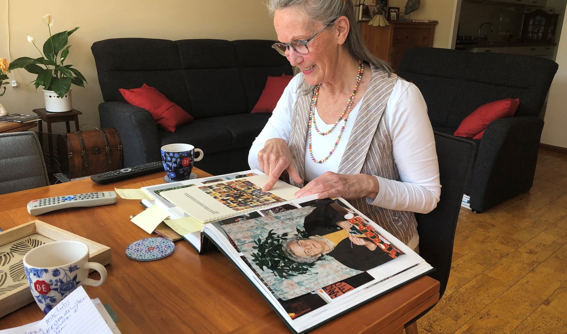 Nellie van der Heyden laat in haar woonkamer de fotoboeken zien van haar familie. | Foto: Caroline Spaans