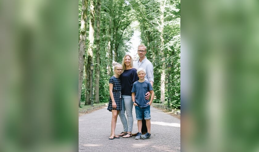 Janneke en Jaap van Beelen met hun kinderen Anne-Roos (11) en Thijmen (8). | Foto: pr.