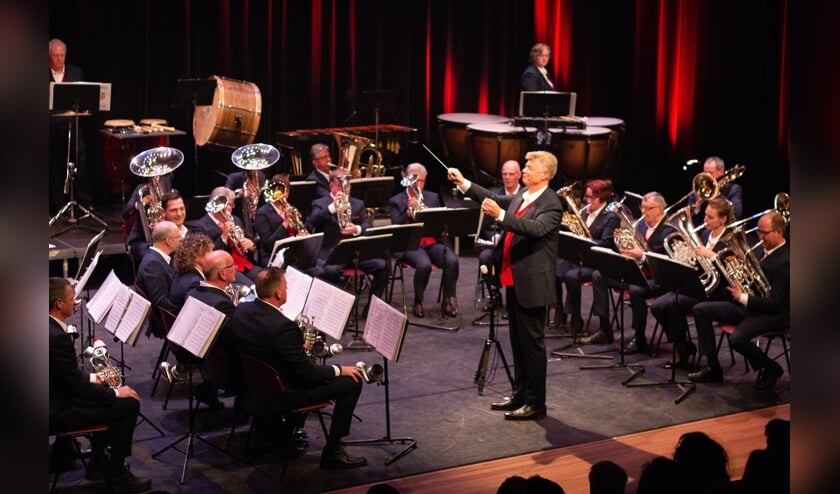 Flora Brass, met hun nieuwe kostuums, onder leiding van dirigent Joop van Dijk.