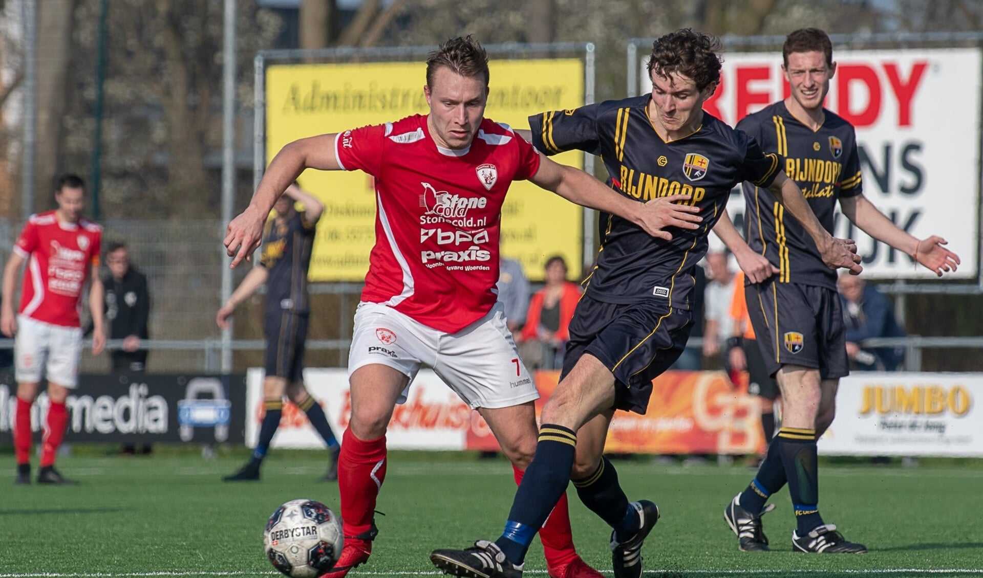 FC Oegstgeest, met hier Bas Nieuwenburg, moest uiteindelijk buigen voor eerste klasser Sportlust. | Foto lichtenbeldfoto.nl