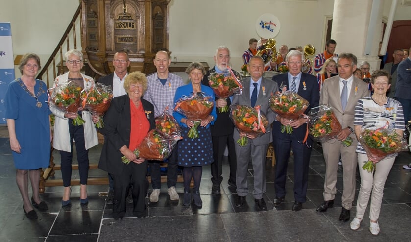 De tien gedecoreerden. | Foto: Willem Krol