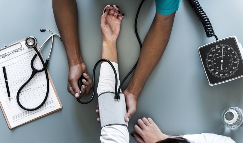 Bij de gezondheidscheck wordt onder meer de bloeddruk gemeten.