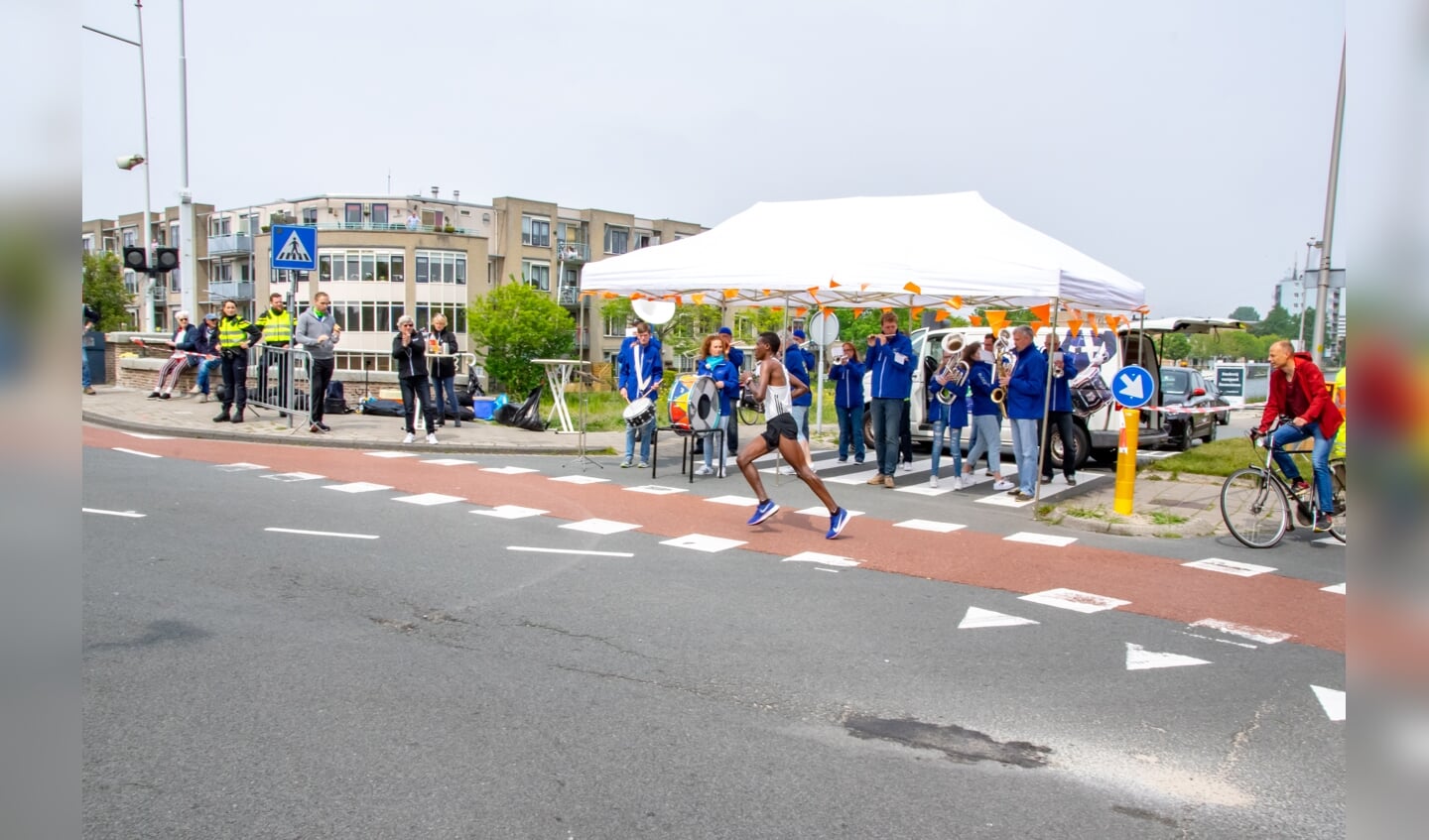 De latere winnaar van de hele marathon, Lema Mekonnen uit Ethiopië, is net vanaf de Zijldijk gekomen en gaat richting de Spanjaardsbrug.