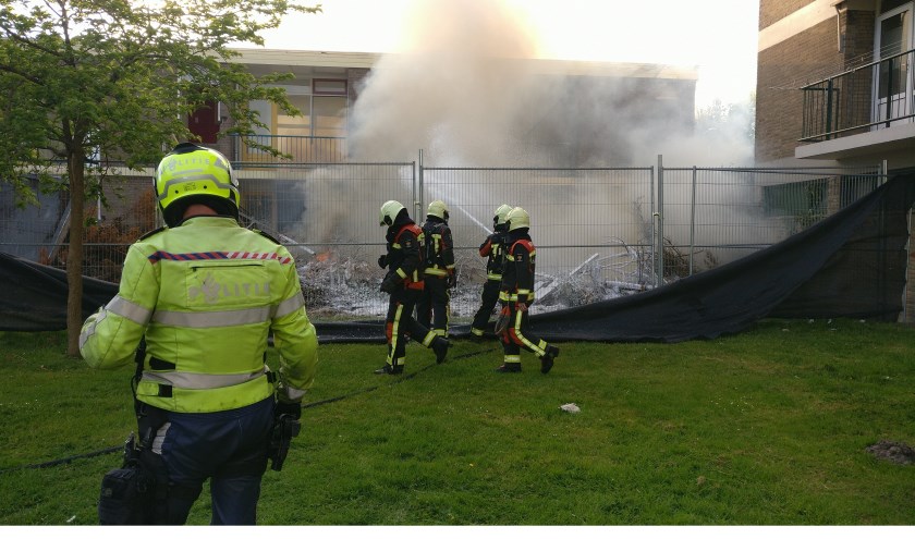 De brandweer zette via de achterkant de blussing in