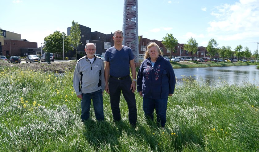 Het bestuur van Bewonersvereniging 'De Leyhof' bij de noordrand van de wijk. V.l.n.r. secretaris Harry Visseren, voorzitter Paul van Aken en penningmeester Marijke van Egmond. | Foto: C. v.d. Laan